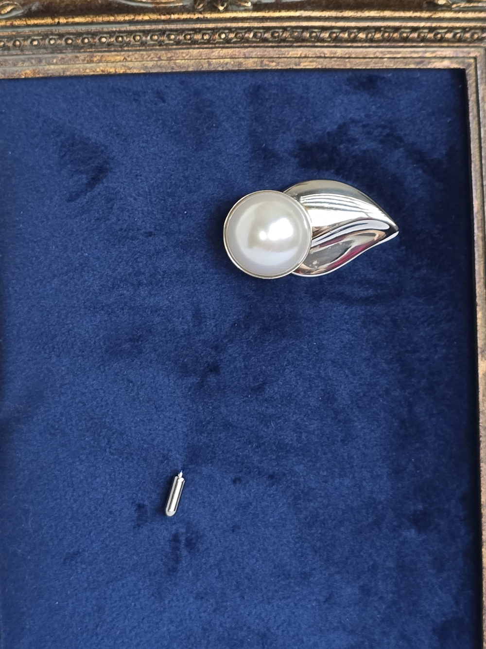Salvatore Ferragamo Silver-Tone Faux Pearl Leaf Brooch
